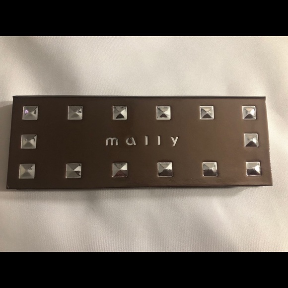 Mally Eyeshadow Palette - Picture 2 of 3